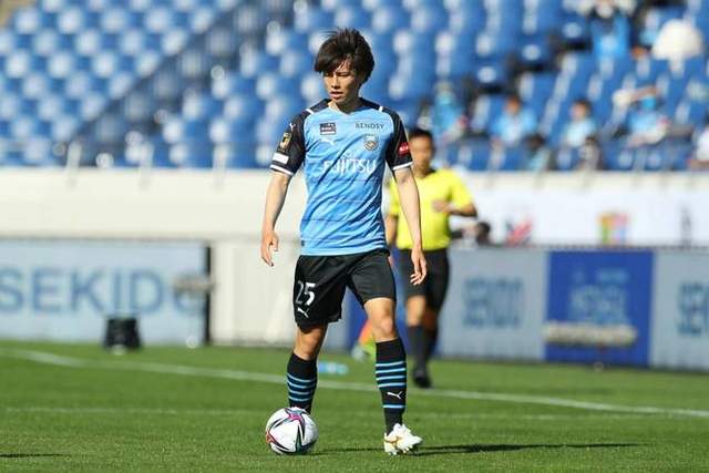 文班亚马观战巴黎4比2曼城 获赠印马刺字样球衣